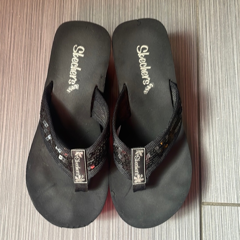 Black sequined Skechers flip flops!